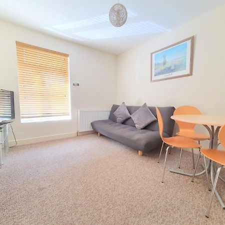 Bassett Flat With 2 Bedrooms And Superfast Wi-Fi Sittingbourne Exterior photo